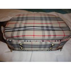 Beauty case rigido unisex pratico e maneggevole