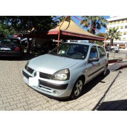 RENAULT Clio - 2004