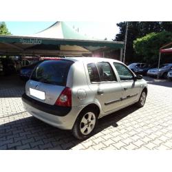 RENAULT Clio - 2004