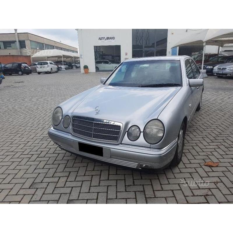 MERCEDES-BENZ E 200 Classic + GPL