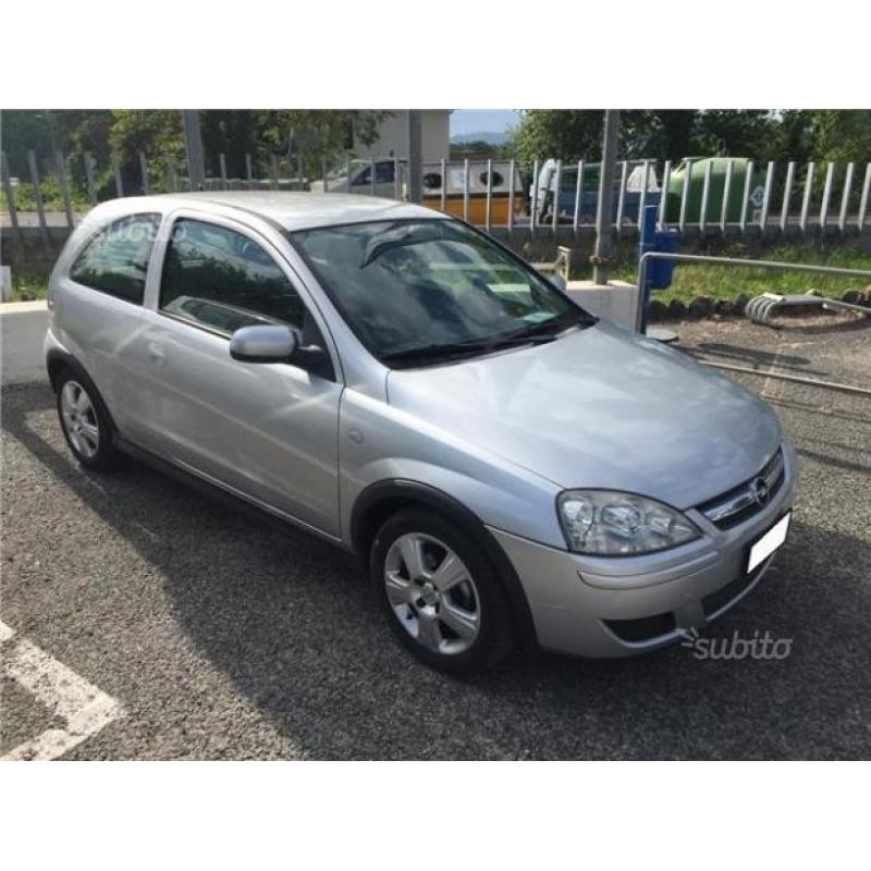 Opel Corsa 1.2i 16V cat 3 porte Club - 2005