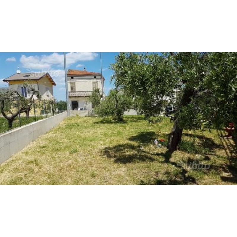 CASA SINGOLA CON GIARDINO immersa nel verde