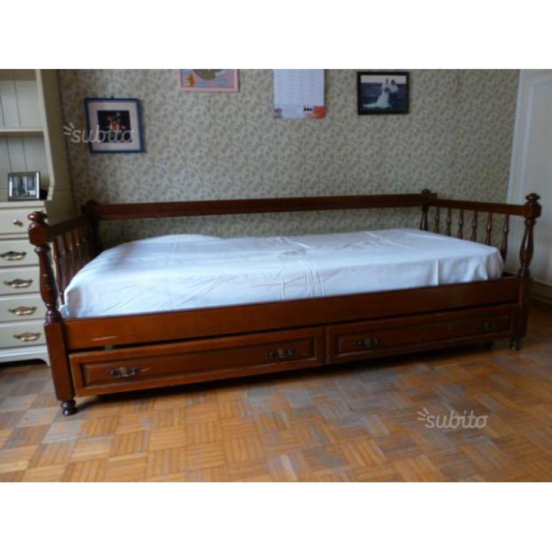 Letto in legno massiccio con cassetto