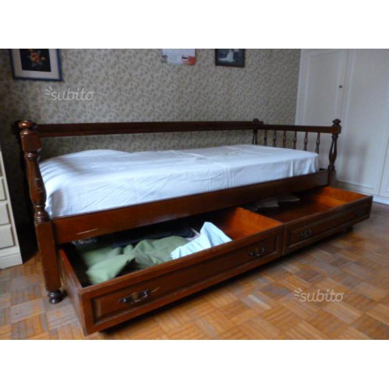 Letto in legno massiccio con cassetto