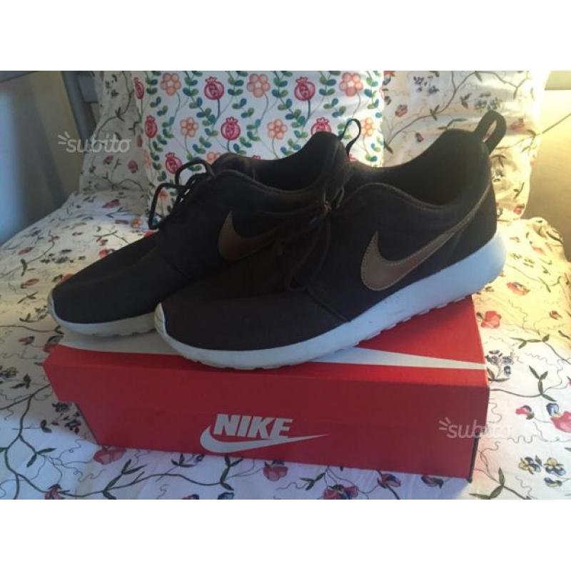 Nike Rosherun Marroni Originali