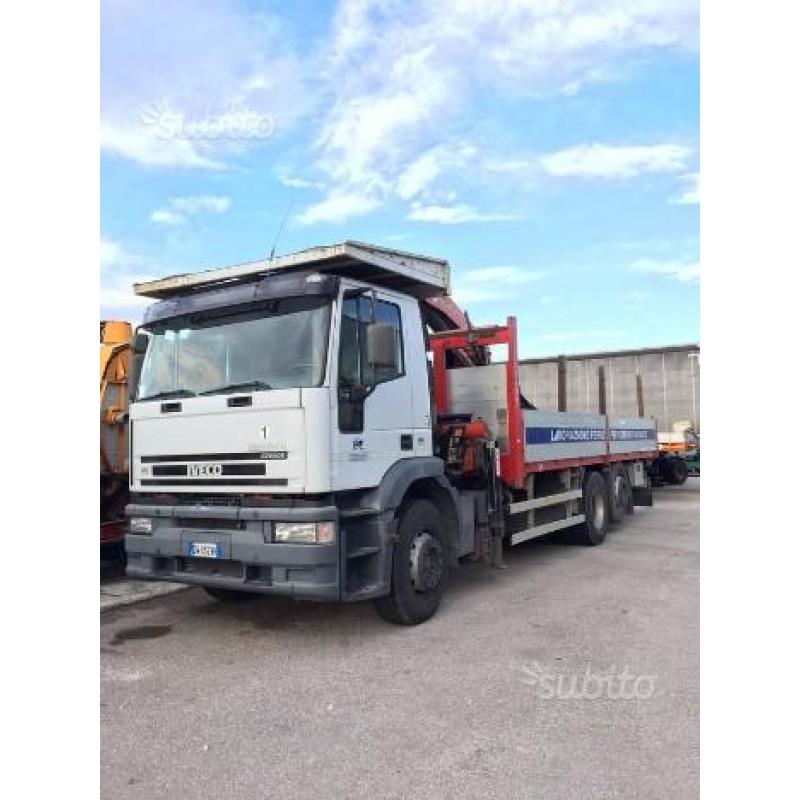 Autocarro Iveco Magirus 260E35 con gru