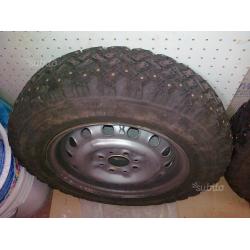 Cerchi da 13" con gomme chiodate