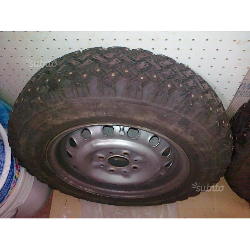 Cerchi da 13" con gomme chiodate