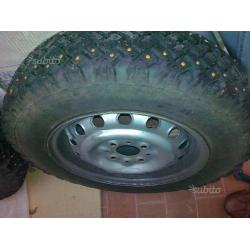 Cerchi da 13" con gomme chiodate