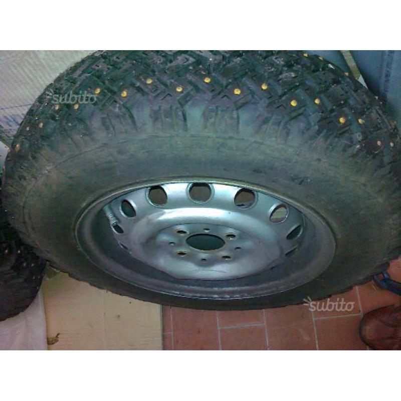 Cerchi da 13" con gomme chiodate