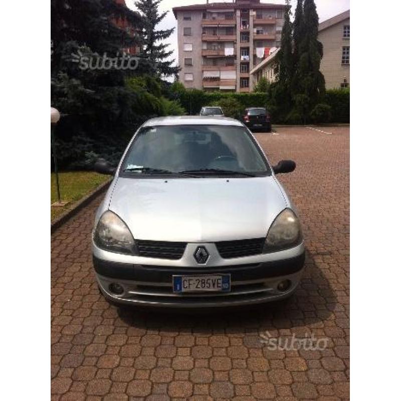 RENAULT Clio - 2003