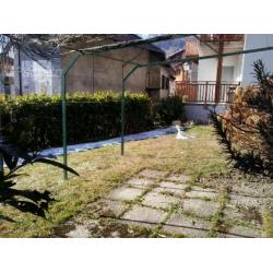 Casa indipendente con due appartamenti e giardino