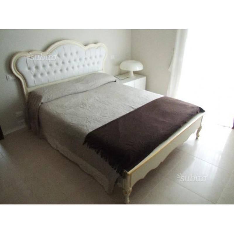 Letto testata pelle bianca