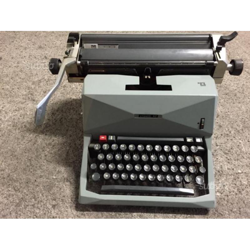 Macchina da scrivere Olivetti mod, 82